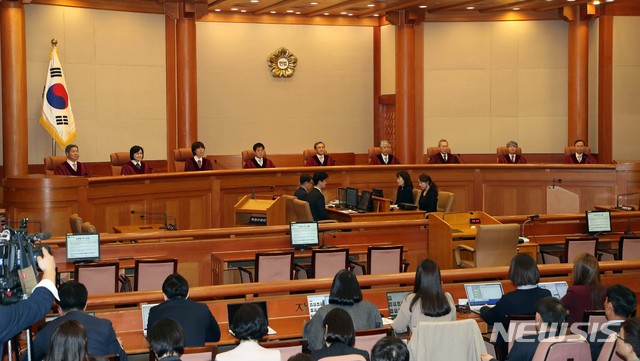 【서울=뉴시스】최동준 기자 = 11일 오후 서울 종로구 헌법재판소 심판정에서 열린 낙태죄 처벌 위헌 여부를 밝히 재판에 재판관들이 입장해 착석하고 있다. 2019.04.11.&nbsp; photo@newsis.com