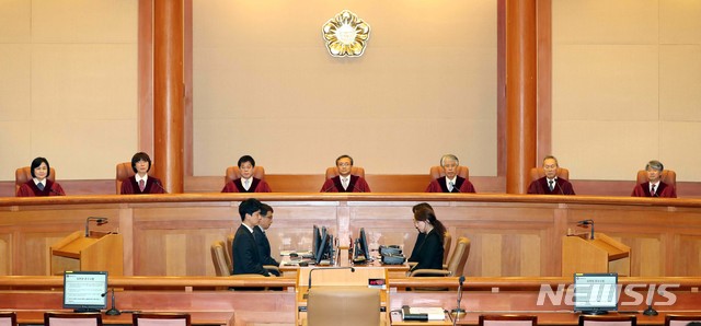 【서울=뉴시스】최동준 기자 = 11일 오후 서울 종로구 헌법재판소 심판정에서 열린 낙태죄 처벌 위헌 여부를 밝히 재판에 유남석 헌법재판소장 및 재판관들이 자리하고 있다. 2019.04.11. photo@newsis.com