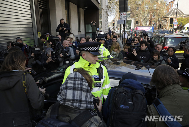 11일 에콰도르 런던 대사관에서 체포된 어산지 차량이 범죄인부 절차를 위해 웨스트민스터 치안법원에 도착하자 취재진이 몰려들고 있다&nbsp; AP 