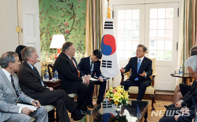 【워싱턴(미국)=뉴시스】박진희 기자 =문재인 대통령이 11일 오전(현지시간) 미국 워싱턴 백악관 영빈관(블레어하우스)에서 폼페이오 미 국무장관, 볼튼 국가안보보좌관을 비롯한 관계자들과 대화를 나누고 있다. 2019.04.11.&nbsp; pak7130@newsis.com 