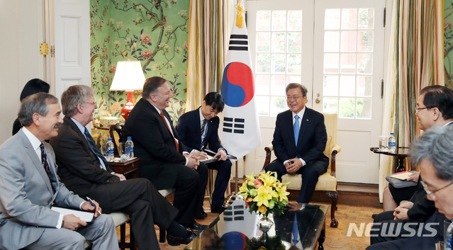 【워싱턴(미국)=뉴시스】박진희 기자 =문재인 대통령이 11일 오전(현지시간) 미국 워싱턴 백악관 영빈관(블레어하우스)에서 폼페이오 미 국무장관, 볼튼 국가안보보좌관을 비롯한 관계자들과 대화를 나누고 있다. 2019.04.11.&nbsp; pak7130@newsis.com 