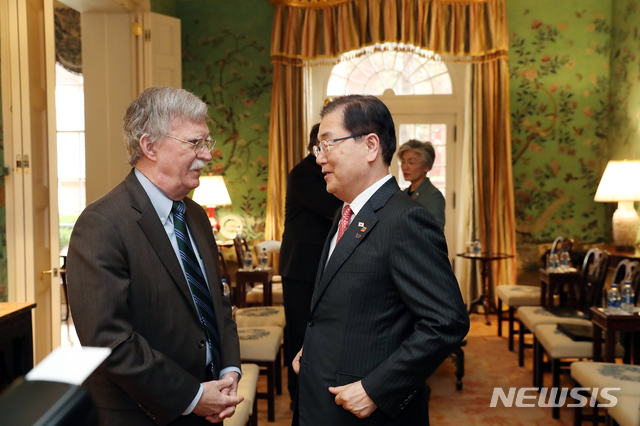 【워싱턴(미국)=뉴시스】박진희 기자 =정의용 국가안보실장과 볼턴 국가안보보좌관이 11일 오전(현지시간) 미국 워싱턴 백악관 영빈관(블레어하우스)에서 문재인 대통령과의 접견을 기다리던 중 대화를 나누고 있다.2019.04.11.&nbsp; pak7130@newsis.com 
