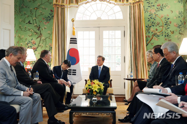 【워싱턴(미국)=뉴시스】박진희 기자 =문재인 대통령이 11일 오전(현지시간) 미국 워싱턴 백악관 영빈관(블레어하우스)에서 폼페이오 미 국무장관, 볼튼 국가안보보좌관을 비롯한 관계자들과 대화를 나누고 있다. 2019.04.11.&nbsp; pak7130@newsis.com 