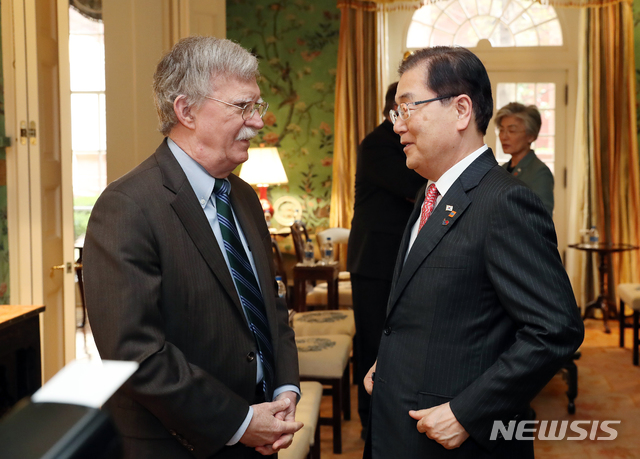 【워싱턴(미국)=뉴시스】박진희 기자 = 정의용 국가안보실장과 볼턴 국가안보보좌관이 11일 오전(현지시간) 미국 워싱턴 백악관 영빈관(블레어하우스)에서 문재인 대통령과의 접견을 기다리던 중 대화를 나누고 있다. 2019.04.11.&nbsp; pak7130@newsis.com 