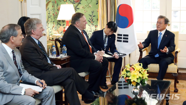 【워싱턴(미국)=뉴시스】박진희 기자 = 문재인 대통령이 11일 오전(현지시간) 미국 워싱턴 백악관 영빈관(블레어하우스)에서 폼페이오(왼쪽 세번째) 미 국무장관, 볼턴(왼쪽 두번째) 국가안보보좌관,해리스(왼쪽) 주한대사를 비롯한 관계자들과 대화를 나누고 있다. 2019.04.11.&nbsp; pak7130@newsis.com 