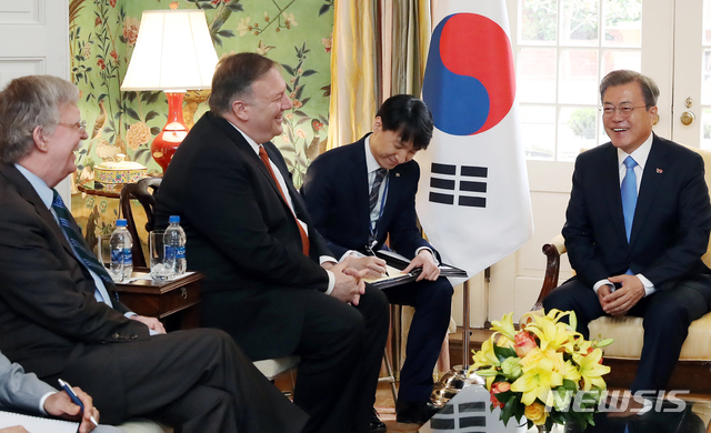 【워싱턴(미국)=뉴시스】박진희 기자 =문재인 대통령이 11일 오전(현지시간) 미국 워싱턴 백악관 영빈관(블레어하우스)에서 폼페이오 미 국무장관, 볼튼 국가안보보좌관을 비롯한 관계자들과 대화를 나누고 있다. 2019.04.11.&nbsp; pak7130@newsis.com 