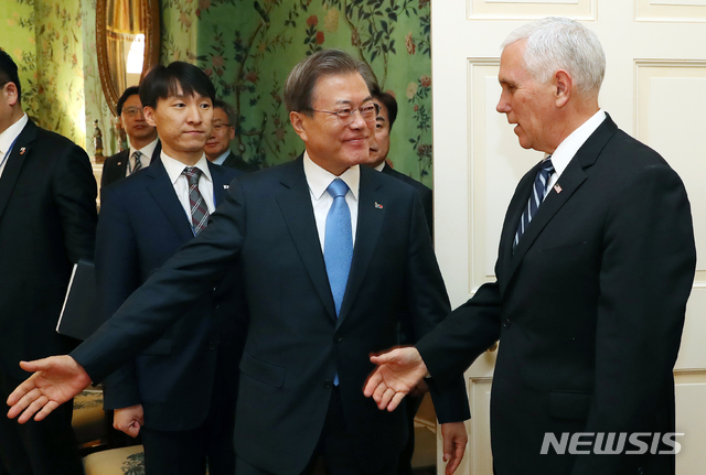 [워싱턴=뉴시스]]2017년 문재인 당시 대통령 방한으로 성사된 한미정상회담에서 북핵, 고도미사일방어체계(사드·THAAD) 문제 등을 두고 양측간 상당한 의견차가 있었다고 허버트 맥매스터 전 국가안보보좌관이 27일(현지시각) 공개한 회고록 '우리 자신과의 전쟁에서 : 트럼프 백악관에서 나의 임무 수행'에서 밝혔다. 사진은 문재인 당시 대통령이 2019년 4월11일 미국 워싱턴 백악관 영빈관(블레어하우스)에서 마이크 펜스 미 부통령을 접견하는 모습. 2024.08.28.