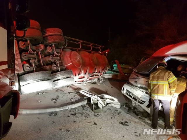 【하남=뉴시스】 문영일 기자 = 12일 오전 2시40분께 경기 하남시 상산곡동 중부고속도로 하남방향 동서울톨게이트 부근에서 탱크로리 화물차량이 가드레일을 들이받고 전복돼 탱크가 분리되면서 탱크를 미쳐 피하지 못한 화물차와 승용차 등이 연쇄 추돌을 일으켜 1명이 숨지는 사고가 발생했다. 2019.04.12. (사진=하남소방서 제공)photo@newsis.com