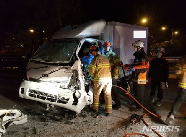 【하남=뉴시스】 문영일 기자 = 12일 오전 2시40분께 경기 하남시 상산곡동 중부고속도로 하남방향 동서울톨게이트 부근에서 탱크로리 화물차량이 가드레일을 들이받고 전복돼 탱크가 분리되면서 탱크를 미쳐 피하지 못한 화물차와 승용차 등이 연쇄 추돌을 일으켜 1명이 숨지는 사고가 발생했다. 사진은 추돌한 1t화물차. 2019.04.12. (사진=하남소방서 제공)photo@newsis.com