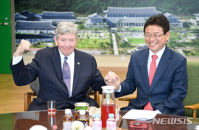【안동=뉴시스】 미국 앨라배마주 오펠라이카시의 게리 퓰러 시장과 이철우 경북지사가 12일 경북도청 접견실에서 만나 손을 굳게 잡고 협력을 다짐하고 있다. 2019.04.12 (사진=경북도 제공)