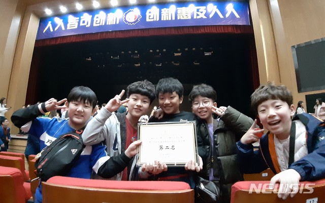 【창원=뉴시스】 지난 3월 16~17일 중국 상하이시 주최 '2019년 중국 상하이 창의력 올림피아드'에서 은상을 수상한 경남 창원시 진해구 동부초등학교 5~6학년 5명으로 구성된 '크래카' 팀.2019.04.12.(사진=동부초등학교 제공) photo@newsis.com