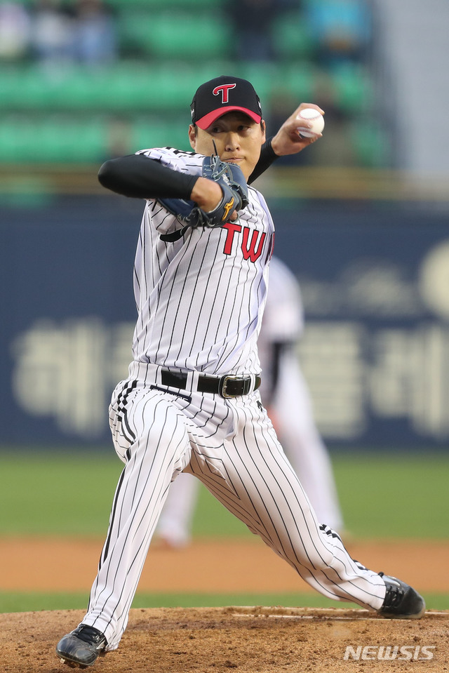 【서울=뉴시스】 LG 트윈스 차우찬이 12일 잠실구장에서 열린 두산 베어스와의 경기에서 역투하고 있다. (사진= LG 제공)