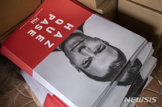 【시우다드레알(스페인)=AP/뉴시스】 11일(현지시간) 스페인 시우다드레알의 한 창고에 집권 사회노동당(PSOE)의 페드로 산체스 스페인 총리의 얼굴이 담긴 선거용 포스터가 쌓여있다. 이달 28일로 예정된 스페인의 총선거가 2주 앞으로 다가온 가운데 산체스 총리는 "극우의 등장은 새롭지 않다"면서 "다만 우려되는 점은 이들이 기존 보수당과 합세해 정치적 담론을 과격하게 만들고, 과장하는 점이다"고 말했다. 2019.04.15.