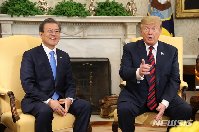【워싱턴(미국)=뉴시스】박진희 기자 = 문재인 대통령이 11일 오후(현지시각) 미국 워싱턴 백악관에서 열린 한미 정상회담에 앞서 도널드 트럼프 미국 대통령과 환담을 하고 있다. 2019.04.12.  pak7130@newsis.com 