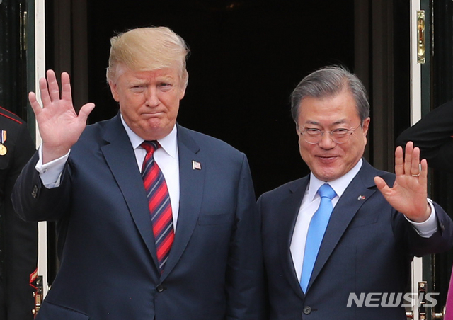 【워싱턴(미국)=뉴시스】박진희 기자 = 문재인 대통령이 11일 오후(현지시각) 미국 워싱턴 백악관에서 열린 한미 정상회담에 앞서 도널드 트럼프 미국 대통령과 손들어 인사하고 있다. 2019.04.12.  pak7130@newsis.com