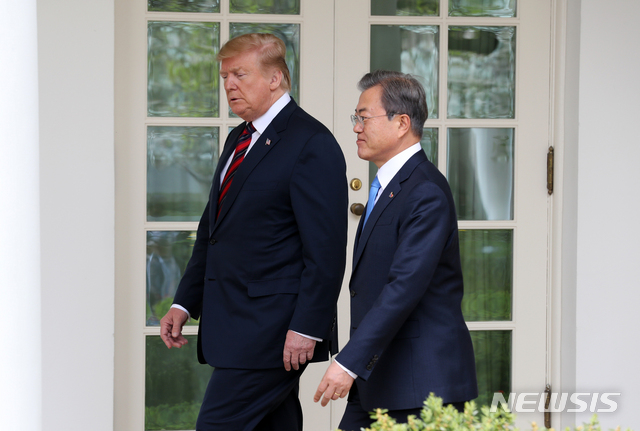 【워싱턴(미국)=뉴시스】박진희 기자 = 문재인 대통령과 도널드 트럼프 미국 대통령이 11일 오후(현지시각) 미국 워싱턴 백악관에서 열린 한미 정상회담장으로 이동하고 있다. 2019.04.12. pak7130@newsis.com