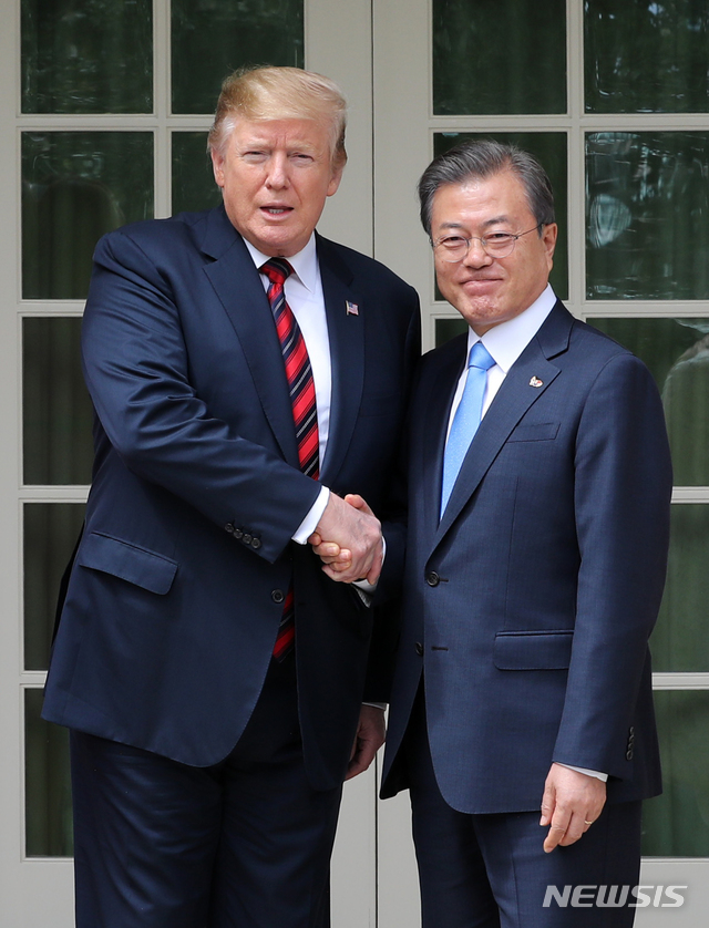 【워싱턴(미국)=뉴시스】박진희 기자 = 문재인 대통령이 11일 오후(현지시각) 미국 워싱턴 백악관에서 도널드 트럼프 미국 대통령과 한미 정상회담에 앞서 악수하고 있다. 2019.04.12.  pak7130@newsis.com 