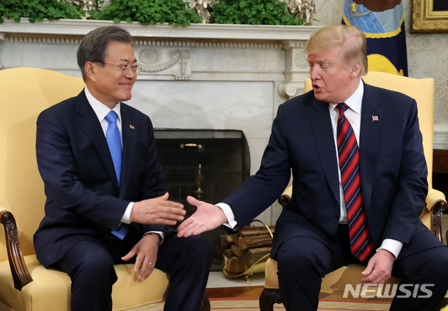 【워싱턴(미국)=뉴시스】박진희 기자 = 문재인 대통령이 11일 오후(현지시각) 미국 워싱턴 백악관에서 도널드 트럼프 미국 대통령과 한미 정상회담을 하고 있다. 2019.04.12.  pak7130@newsis.com