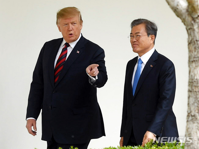 【워싱턴(미국)=뉴시스】박진희 기자 = 문재인 대통령과 도널드 트럼프 미국 대통령이 11일 낮 (현지시간) 워싱턴 백악관에서 로즈가든을 통해 함께 정상회담장으로 향하며 얘기를 나누고 있다. 2019.04.11.&nbsp; pak7130@newsis.com