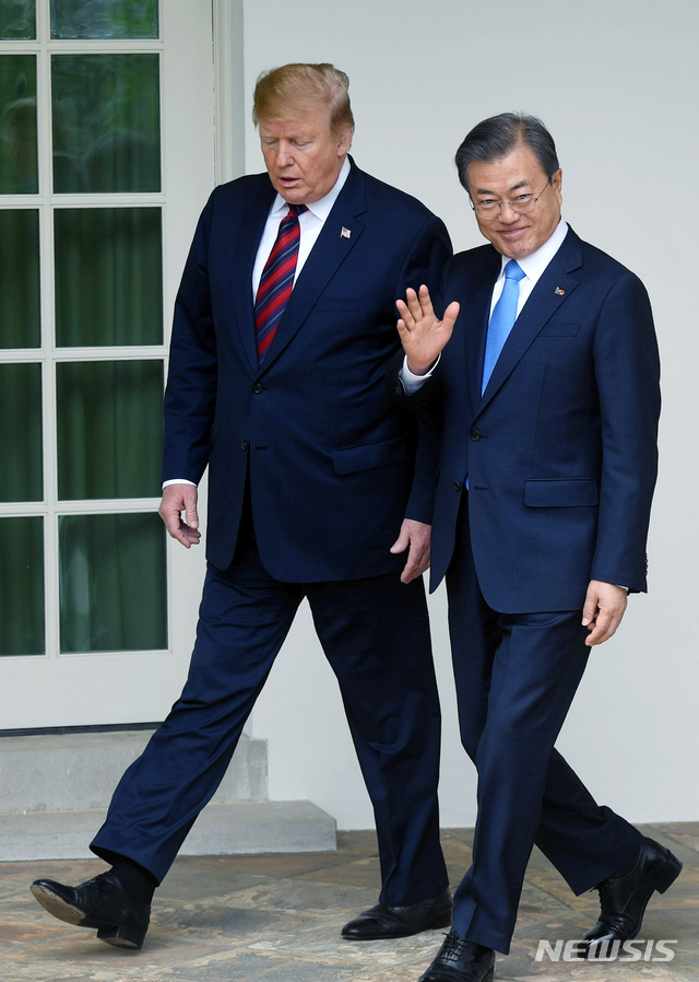 【워싱턴(미국)=뉴시스】박진희 기자 = 문재인 대통령과 도널드 트럼프 미국 대통령이 11일 낮 (현지시간) 워싱턴 백악관에서 로즈가든을 통해 함께 정상회담장으로 향하며 얘기를 나누고 있다. 2019.04.11. pak7130@newsis.com