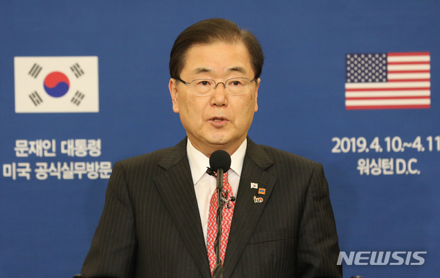 【워싱턴(미국)=뉴시스】박진희 기자 = 정의용 국가안보실장이 11일 오후(현지시각) 미국 워싱턴 한미 정상회담 프레스센터 중앙기자실에서 회담 결과 언론 발표를 하고 있다. 2019.04.12. pak7130@newsis.com