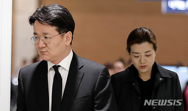 【인천공항=뉴시스】추상철 기자 =고 조양호 한진그룹 회장의 장남 조원태 대한항공 사장과 차녀 조현민 전 대한항공 전무가 12일 오전 인천국제공항 제2여객터미널을 통해 귀국하고 있다. 이들은 고 조양호 한진그룹 회장의 시신이 운구된 비행편으로 귀국했다. 2019.04.12. scchoo@newsis.com