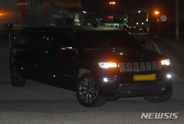 【인천공항=뉴시스】배훈식 기자 = 故 조양호 한진그룹 회장의 시신을 실은 운구차량이 12일 오전 인천국제공항 화물터미널을 나오고 있다. 조 회장의 빈소는 서울 신촌세브란스병원 장례식장에 마련될 예정이다. 2019.04.12.&nbsp; dahora83@newsis.com