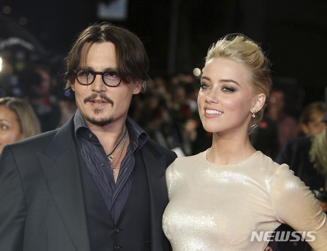 조니 뎁(왼쪽)과 앰버 허드, 2011년