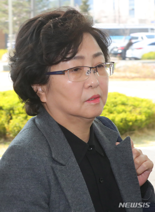 【서울=뉴시스】배훈식 기자 = '환경부 블랙리스트' 의혹을 받는 김은경 전 환경부 장관이 12일 오전 서울 송파구 서울동부지방검찰청에 출석하고 있다. 2019.04.12.&nbsp; dahora83@newsis.com