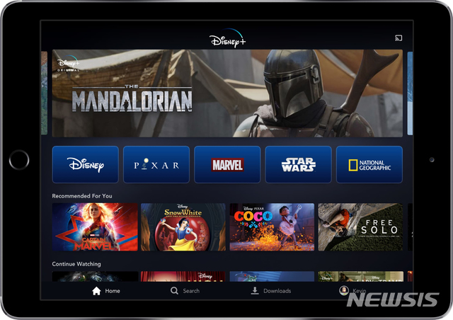 【뉴욕=AP/뉴시스】온라인 스트리밍 서비스 디즈니+가 12일(현지시각) 서비스 첫날부터 기술적 결함으로 요란한 신고식을 치렀다. 디즈니+가 4월11일 태블릿 PC에 제공하는 서비스 이미지. 2019.11.13