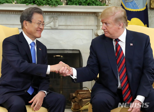 【워싱턴(미국)=뉴시스】박진희 기자 = 문재인 대통령이 11일 오후(현지시각) 미국 워싱턴 백악관에서 도널드 트럼프 미국 대통령과 한미 정상회담을 하고 있다. 2019.04.13.&nbsp; pak7130@newsis.com 