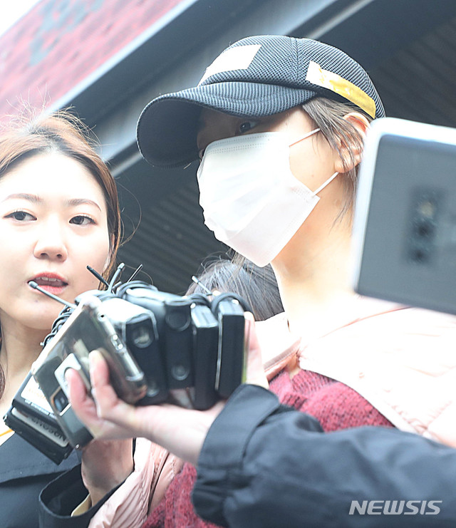 【수원=뉴시스】추상철 기자 ='마약 투약 혐의'로 경찰 수사를 받은 후 검찰로 송치되는 남양유업 창업주의 외손녀 황하나씨가 지난 4월12일 오전 경기 수원남부경찰서에서 검차로 이송되고 있다. 2019.04.12. scchoo@newsis.com