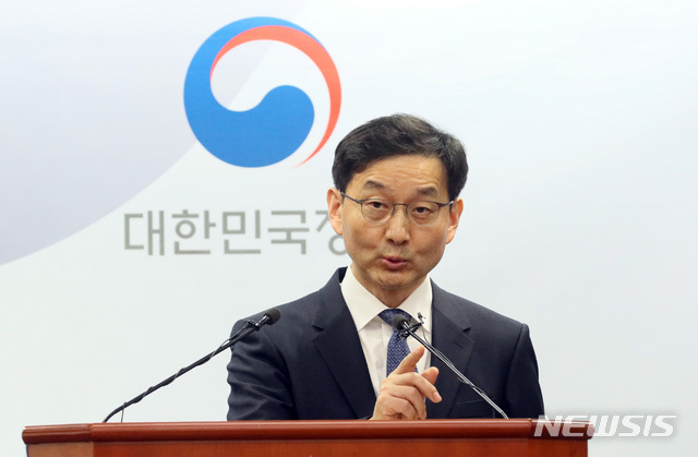 【세종=뉴시스】강종민 기자 = 윤창렬 국무조정실 사회조정실장이 12일 오전 정부세종청사에서 국제무역기구인 WTO 일본산 수입식품 분쟁의 상소 판정결과와 정부 입장을 발표하고 있다. 2019.04.12.&nbsp; ppkjm@newsis.com