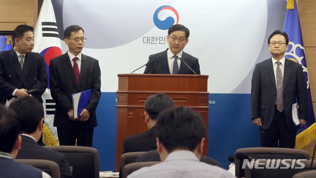 【세종=뉴시스】강종민 기자 = 윤창렬 국무조정실 사회조정실장이 12일 오전 정부세종청사에서 국제무역기구인 WTO 일본산 수입식품 분쟁의 상소 판정결과와 정부 입장을 발표하고 있다. 2019.04.12. ppkjm@newsis.com