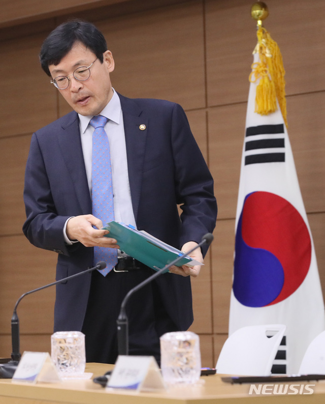 【세종=뉴시스】강종민 기자 = 이호승 기획재정부 1차관이 12일 오전 정부세종청사에서 유류세 한시인하 조치의 단계적 환원방안과 후속조치 발표를 위해 자리에 앉고 있다. 2019.04.12.&nbsp; ppkjm@newsis.com