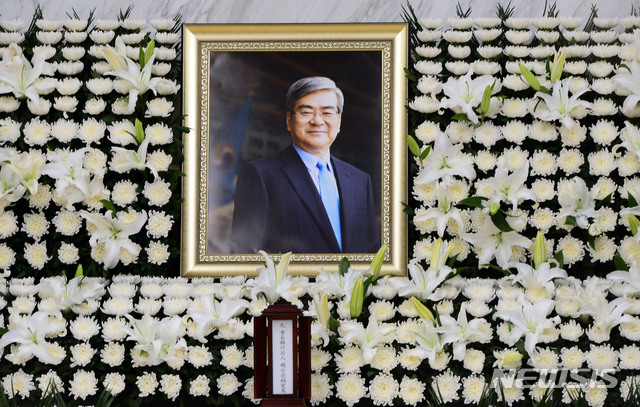 【서울=뉴시스】박미소 수습기자 = 12일 오전 서울 서대문구 신촌 세브란스 병원 장례식장에 마련된 조양호 한진그룹 회장의 빈소에 고인의 영정과 위패가 놓여 있다. 2019.04.12.&nbsp; photo@newsis.com