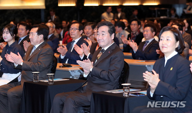 【서울=뉴시스】 전진환 기자 = 청년 스마트 일자리 프로젝트 선포식이 열린 12일 오전 서울 여의도 중소기업중앙회에서 이낙연 국무총리, 박영선 중소기업벤처부장관 등 참석자들이 박수치고 있다. 2019.04.12. amin2@newsis.com