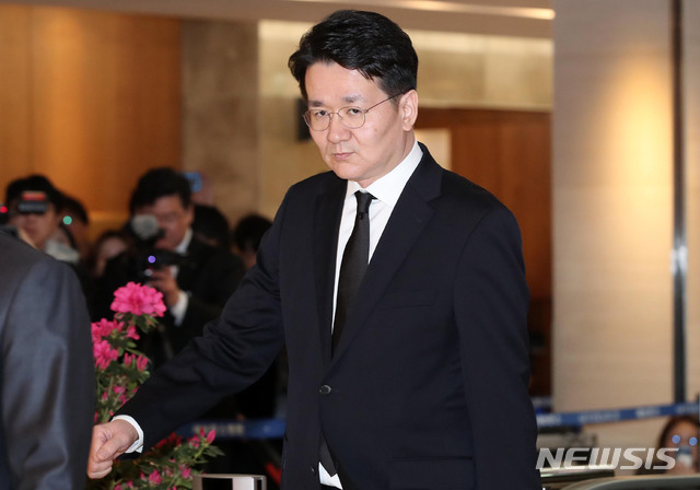 【서울=뉴시스】박미소 수습기자 = 조원태 대한항공 사장이 12일 서울 서대문구 신촌세브란스병원 장례식장에 마련된 고 조양호 한진그룹 회장의 빈소로 들어서고 있다.2019.04.12.&nbsp; photo@newsis.com 