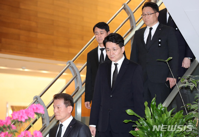 【서울=뉴시스】박미소 수습기자 =조원태 대한항공 사장이 12일 서울 서대문구 신촌세브란스병원 장례식장에 마련된 고 조양호 한진그룹 회장의 빈소로 들어서고 있다.2019.04.12.&nbsp; photo@newsis.com 