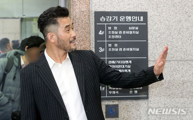 【서울=뉴시스】홍효식 기자 = '보복운전 혐의'로 재판에 넘겨진 배우 최민수씨가 1차 공판에 출석하기 위해 서울 양천구 서울남부지방법원으로 들어서며 입장을 밝히고 있다. 2019.04.12.  yesphoto@newsis.com