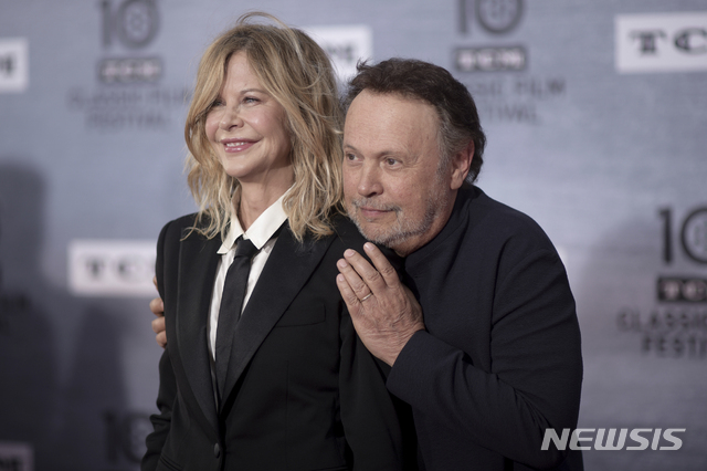 【로스앤젤레스=AP/뉴시스】 미국 클래식 로맨틱 코미디 영화 '해리가 샐리를 만났을 때(When Harry Met Sally)'의 주인공 빌리 크리스털(71)과 멕 라이언(57)이 11일(현지시간) 저녁 로스앤젤레스 할리우드 차이니스 시어터에서 재회했다. 메가폰을 잡았던 롭 라이너 감독(72)도 함께 했다. 이날 개막된 TCM 필름페스티벌은 '해리가 샐리를 만났을 때' 개봉 30주년 기념 행사로 첫날을 시작했다. 2019.04.11