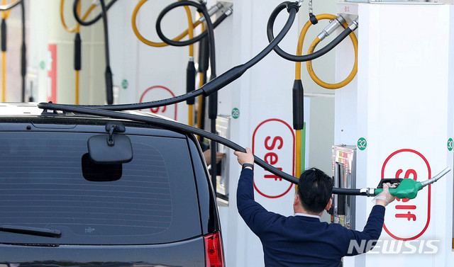 【안성=뉴시스】추상철 기자 =정부가 휘발유 경유 등에 대한 유류세 인하기간을 4개월 더 연장했다. 12일 오전 경기 안성시 주유소에서 시민이 주유를 하고 있다. 2019.04.12. scchoo@newsis.com