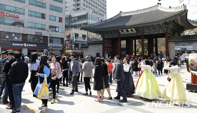 【서울=뉴시스】최진석 기자 = 지난달 12일 오후 서울 중구 덕수궁 매표소 앞에서 관람객들이 입장권 구입을 위해 줄지어 기다리고 있다. 2019.04.12.myjs@newsis.com