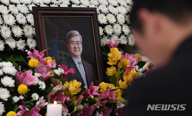 【서울=뉴시스】박미소 수습기자 = 대한항공 임직원이 12일 서울 중구 대한항공 서소문사옥에 마련된 故 조양호 한진그룹 회장의 분향소를 찾아 추모하고 있다. 2019.04.12.&nbsp; photo@newsis.com