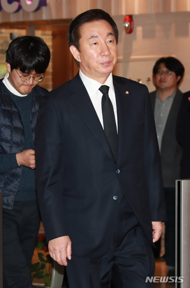 【서울=뉴시스】박미소 수습기자 = 김성태 자유한국당 의원이 12일 오전 서울 서대문구 신촌세브란스병원 장례식장에 마련된 故 조양호 한진그룹 회장의 빈소로 들어가고 있다. 2019.04.12.&nbsp; photo@newsis.com