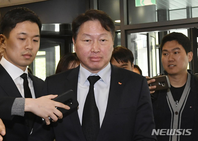 【서울=뉴시스】박미소 수습기자 = 최태원(가운데) SK회장이 12일 오후 서울 서대문구 신촌 세브란스병원 장례식장에 마련된 고(故) 조양호 회장 빈소로 향하며 취재진의 질문을 받고 있다. 2019.04.12.&nbsp; photo@newsis.com 