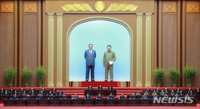 【서울=뉴시스】 북한 노동신문은 지난 11일 열린 최고인민회의 제14기 제1차회의 1일 회의에서 김정은 국무위원장이 재추대됐다고 12일 보도했다. 이날 회의에서는 최룡해 당 중앙위원회 부위원장을 최고인민회의 상임위원장이자 국무위원회 제1부위원장으로 뽑혔다. 2019.04.12. (출처=노동신문)&nbsp; photo@newsis.com