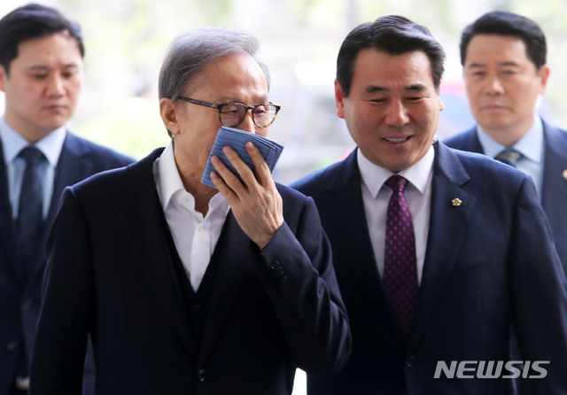 【서울=뉴시스】홍효식 기자 = 다스 자금 횡령과 뇌물수수 의혹을 받고 있는 이명박 전 대통령이 지난 12일 오후 서울 서초구 서울고등법원에서 열린 '다스 의혹' 관련 항소심 공판에 출석하고 있다. 2019.04.12. yesphoto@newsis.com