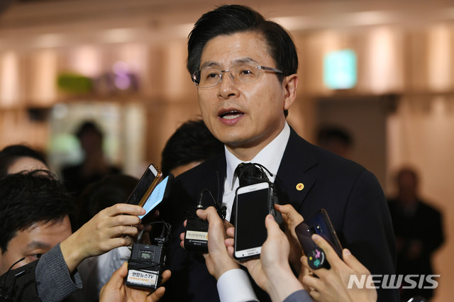 【서울=뉴시스】박미소 수습기자 = 황교안 자유한국당 대표가 12일 오후 서울 서대문구 신촌 세브란스병원 장례식장에 마련된 고(故) 조양호 회장 빈소에서 조문을 마친 뒤 취재진 질문에 답하고 있다.2019.04.12.&nbsp; photo@newsis.com