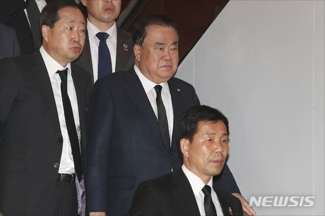 【서울=뉴시스】김병문 수습기자 = 문희상 국회의장이 12일 오후 서울 서대문구 신촌세브란스병원 장례식장에 마련된 고 조양호 한진그룹 회장의 빈소로 들어서고 있다. 2019.04.12.&nbsp; photo@newsis.com